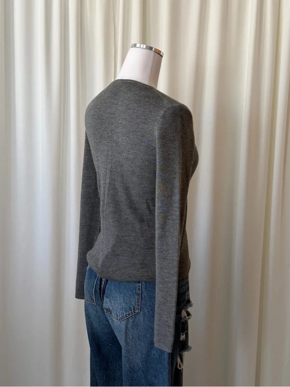 NWT Ann Taylor LOFT Merino Wool Blend V-Neck Sweater Gray Small. - Picture 8 of 11